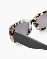 SUNGLASSES-WOMEN-MEN-UNISEX-CAMERON-BLACK-DETAIL