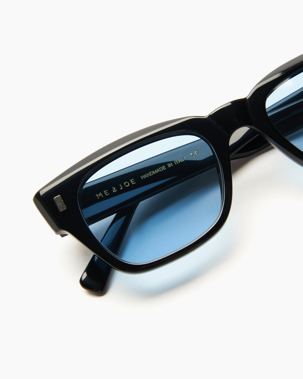 SUNGLASSES-WOMEN-MEN-UNISEX-DYLAN-BLACK-STUDIO-BLUE-DETAIL |BLACK CUSTOM LENSES-BLUE JEAN