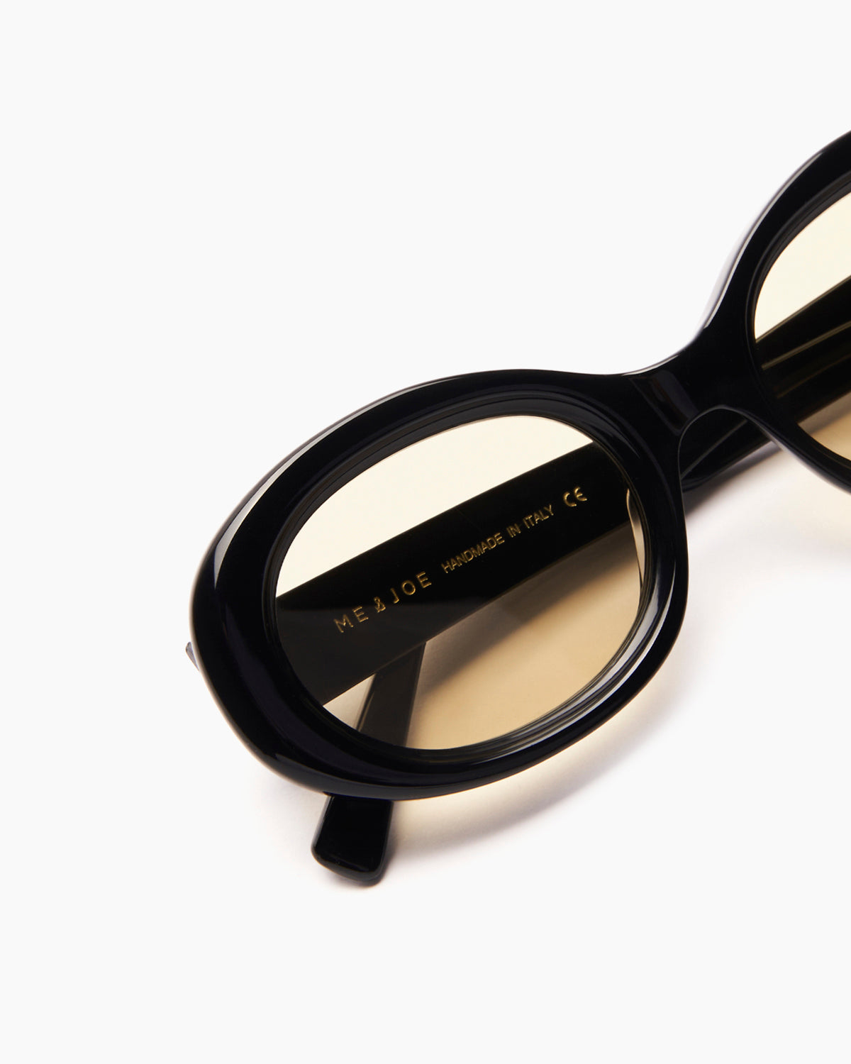 SUNGLASSES-WOMEN-MEN-UNISEX-KATE-BLACK-STUDIO-DETAIL| BLACK CUSTOM LENSES- SAND