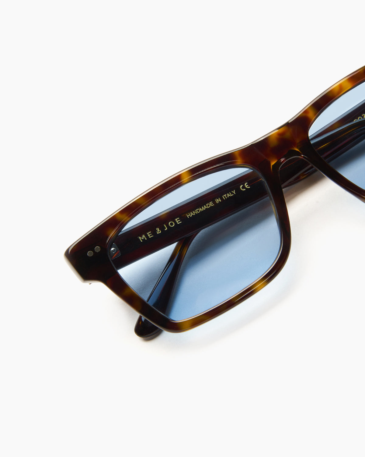 SUNGLASSES-WOMEN-MEN-UNISEX-WAYNE-STUDIO-TORTOISE-BLUE-DETAIL| TORTOISE CUSTOM LENSES-BLUE JEAN