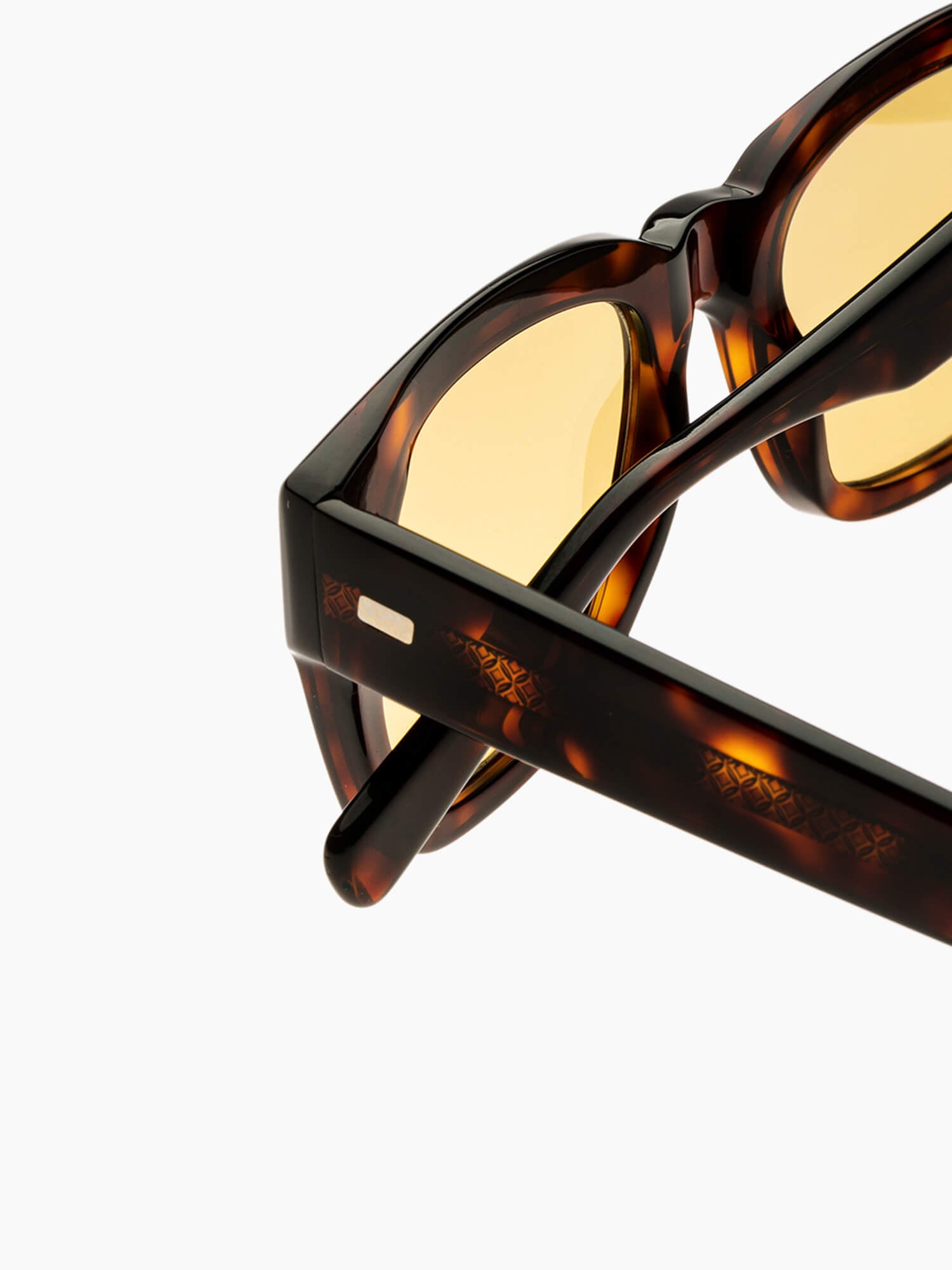 SUNGLASSES-UNISEX-DYLAN-TORTOISE-YELLOW-LENSES-DETAIL |TORTOISE CUSTOM LENSES-PINA COLADA